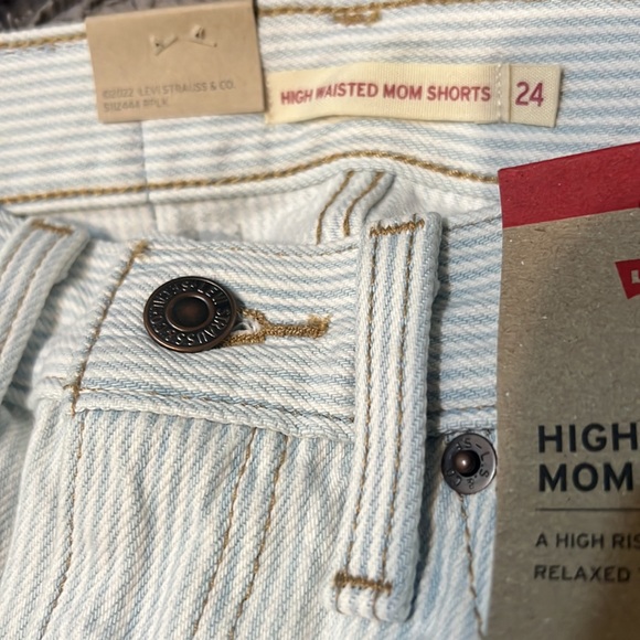 Levi’s High-Waisted Mom Shorts Size 24 Light Blue White Denim Stripey NWT - Picture 8 of 8